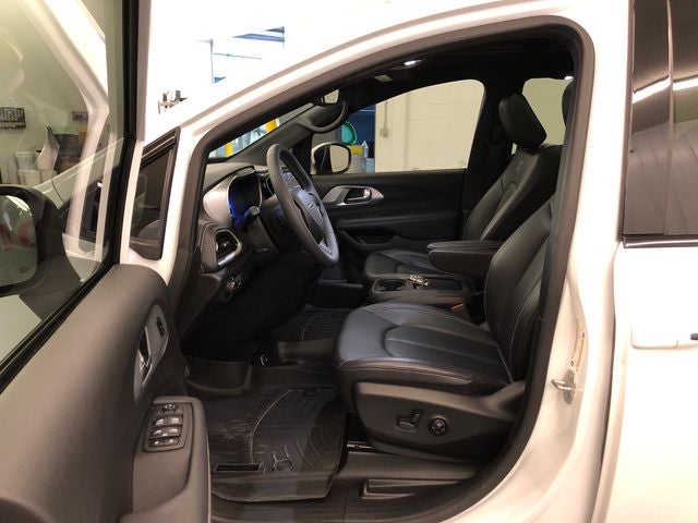 2023 Chrysler Pacifica Touring L S APPEARANCE PACKAGE