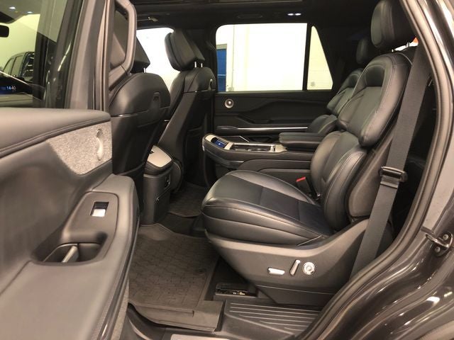 2025 Lincoln Navigator Reserve 202A/JET APPEARANCE PACKAGE