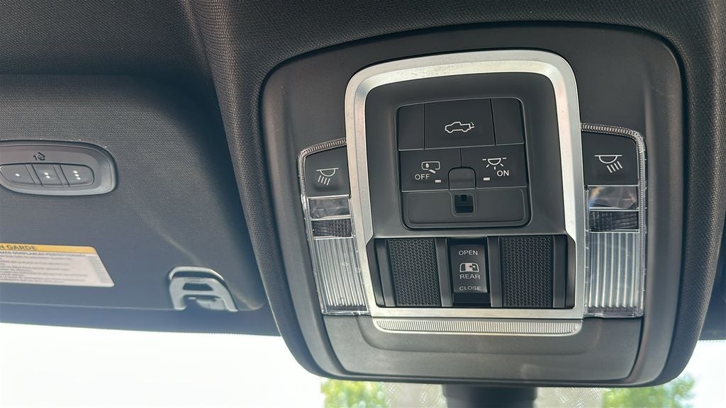 2020 RAM 1500 Laramie Crew Cab 4x4 5'7' Box